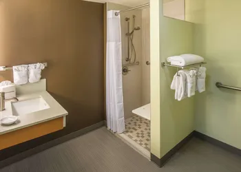 Red Lion Inn & Suites Everett hotel thumbnail 6