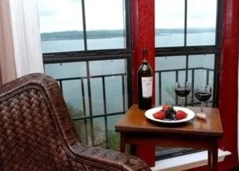 The Lakehouse Bed & Breakfast hotel thumbnail 4