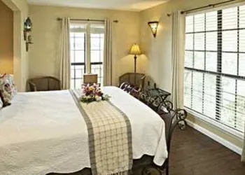 The Lakehouse Bed & Breakfast hotel thumbnail 5