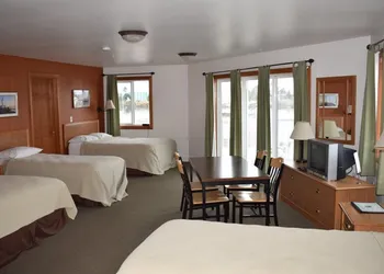 Longliner Lodge and Suites hotel thumbnail 2