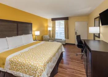 Days Inn by Wyndham Madison hotel thumbnail 3