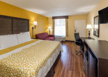 Days Inn by Wyndham Madison hotel thumbnail 4