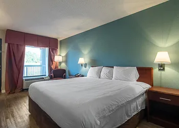 Econo Lodge hotel thumbnail 7