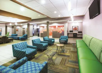 La Quinta Inn & Suites by Wyndham St. Paul-Woodbury hotel thumbnail 3