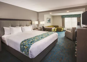 La Quinta Inn & Suites by Wyndham St. Paul-Woodbury hotel thumbnail 4
