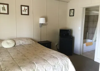 Cedars Motel hotel thumbnail 5