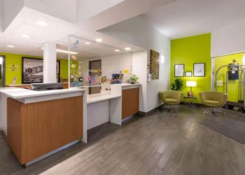 Super 8 by Wyndham Winnipeg West hotel thumbnail 2