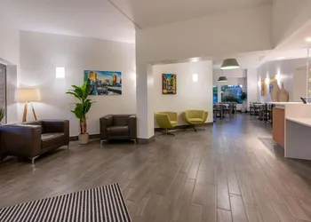 Super 8 by Wyndham Winnipeg West hotel thumbnail 4