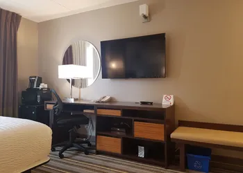 Super 8 by Wyndham Winnipeg West hotel thumbnail 5