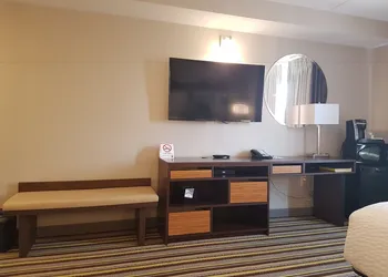 Super 8 by Wyndham Winnipeg West hotel thumbnail 6