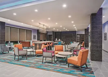 La Quinta Inn & Suites by Wyndham Dallas Grand Prairie North hotel thumbnail 2