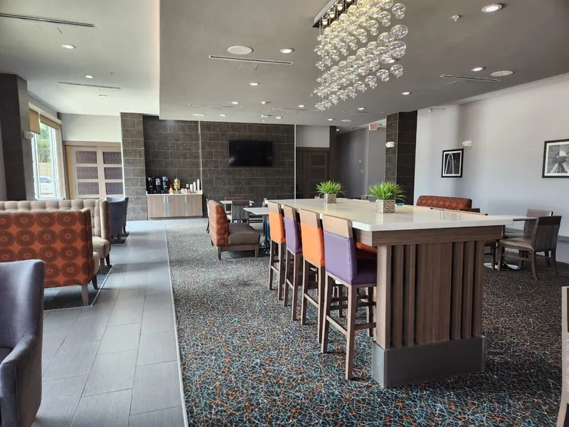 La Quinta Inn & Suites by Wyndham Dallas Grand Prairie North hotel detail image 6