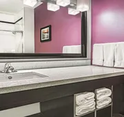 La Quinta Inn & Suites by Wyndham Dallas Grand Prairie North hotel detail image 7