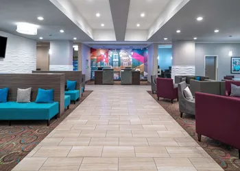 La Quinta Inn & Suites by Wyndham Forsyth hotel thumbnail 2