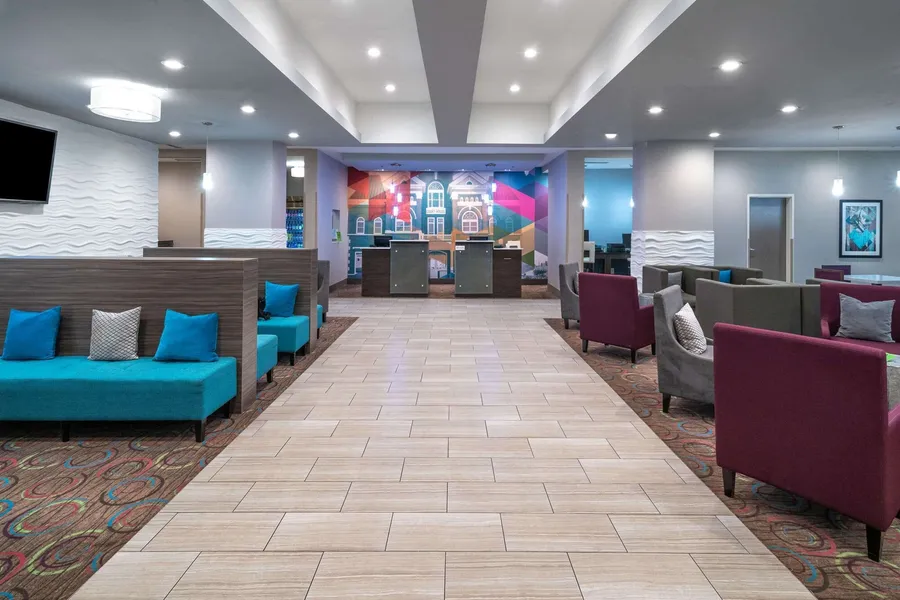 La Quinta Inn & Suites by Wyndham Forsyth hotel detail image 2