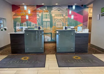 La Quinta Inn & Suites by Wyndham Forsyth hotel thumbnail 4