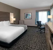 La Quinta Inn & Suites by Wyndham Forsyth hotel detail image 5