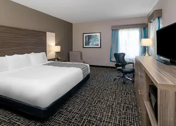 La Quinta Inn & Suites by Wyndham Forsyth hotel thumbnail 5