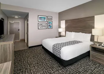 La Quinta Inn & Suites by Wyndham Forsyth hotel thumbnail 6