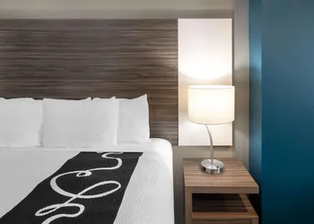 La Quinta Inn & Suites by Wyndham Forsyth hotel thumbnail 7