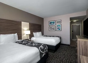 La Quinta Inn & Suites by Wyndham Forsyth hotel thumbnail 8