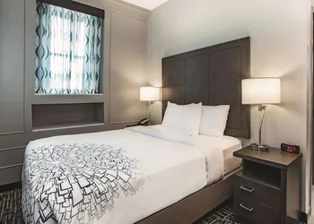 La Quinta Inn & Suites by Wyndham Baltimore Downtown hotel thumbnail 5