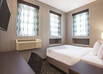 La Quinta Inn & Suites by Wyndham Baltimore Downtown hotel thumbnail 6