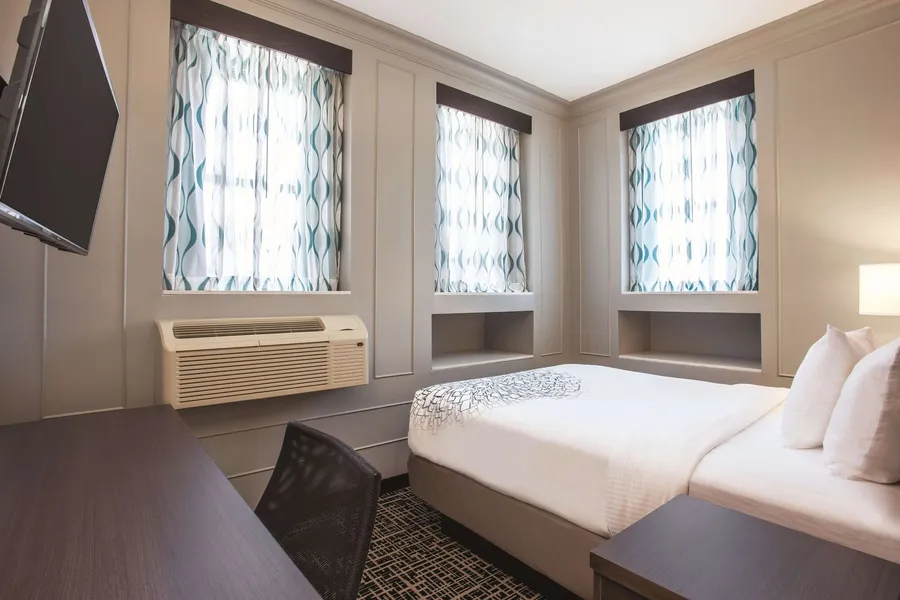 La Quinta Inn & Suites by Wyndham Baltimore Downtown hotel detail image 6
