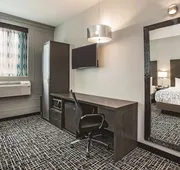 La Quinta Inn & Suites by Wyndham Baltimore Downtown hotel detail image 7