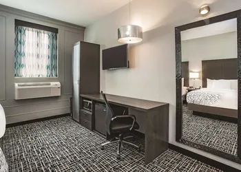 La Quinta Inn & Suites by Wyndham Baltimore Downtown hotel thumbnail 7