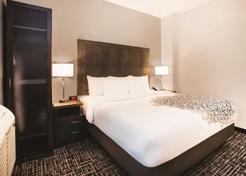 La Quinta Inn & Suites by Wyndham Baltimore Downtown hotel thumbnail 8