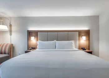 Holiday Inn Express & Suites Dallas North - Addison by IHG hotel thumbnail 2