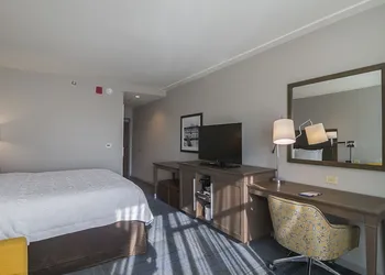 Hampton Inn Chicago North-Loyola Station hotel thumbnail 8