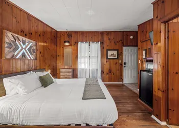 CedarWood Inn hotel thumbnail 6