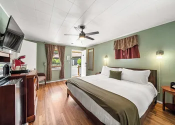 CedarWood Inn hotel thumbnail 8