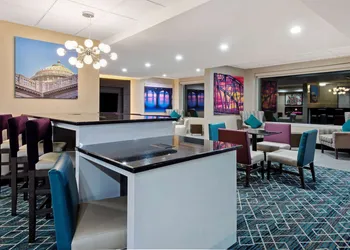 La Quinta Inn & Suites by Wyndham New Cumberland-Harrisburg hotel thumbnail 2
