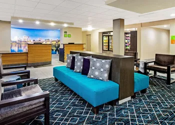 La Quinta Inn & Suites by Wyndham New Cumberland-Harrisburg hotel thumbnail 3