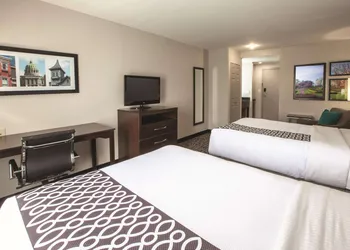 La Quinta Inn & Suites by Wyndham New Cumberland-Harrisburg hotel thumbnail 4