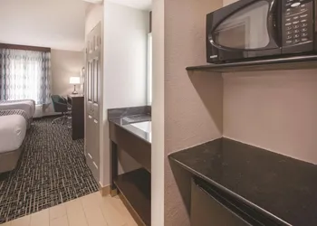 La Quinta Inn & Suites by Wyndham New Cumberland-Harrisburg hotel thumbnail 5