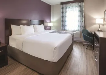 La Quinta Inn & Suites by Wyndham New Cumberland-Harrisburg hotel thumbnail 6