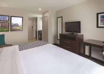 La Quinta Inn & Suites by Wyndham New Cumberland-Harrisburg hotel thumbnail 7