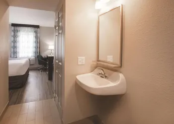 La Quinta Inn & Suites by Wyndham New Cumberland-Harrisburg hotel thumbnail 8
