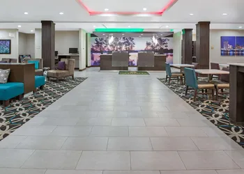 La Quinta Inn & Suites by Wyndham Lake Charles - Westlake hotel thumbnail 2