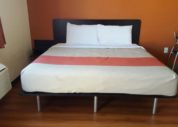 Motel 6 on Maple hotel thumbnail 3