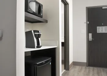 Holiday Inn Express Pensacola Downtown by IHG hotel thumbnail 4