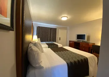 Colonial Motel hotel thumbnail 8