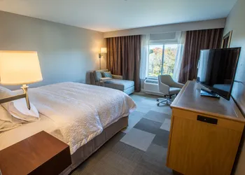 Hampton Inn by Hilton Amesbury hotel thumbnail 3