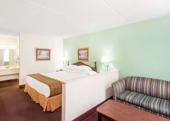 Days Inn by Wyndham Lavonia hotel thumbnail 3