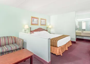 Days Inn by Wyndham Lavonia hotel thumbnail 7
