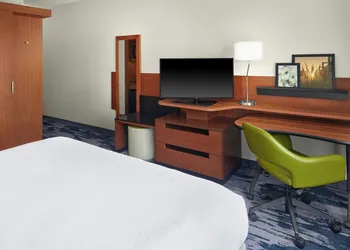 Fairfield Inn and Suites by Marriott Charlotte Airport hotel thumbnail 5